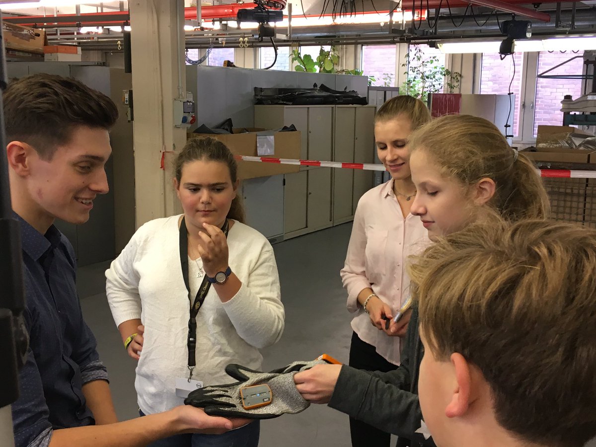 OpelBlitzKidz's tweet photo. Die helfenden Handschuhe korrigieren, wenn man Fehler macht #BlitzKidz #SmartCity https://t.co/4HdzXbyP4U