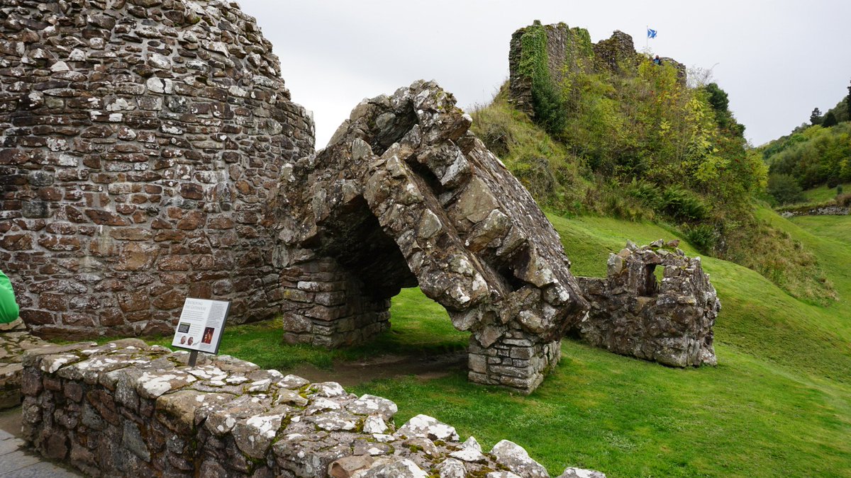 Oh <a href="/HistEnvScot/">Historic Environment Scotland</a> you spoil us with your ingenious display techniques. You actually built walls to sit the bit of wall on #aseriesofsmallwalls