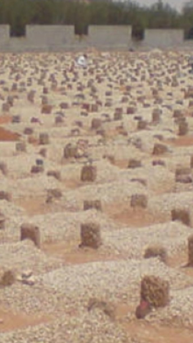 dr_khalidalsaud's tweet photo. يأخُذنا الحنين - دوماً - " للمقابر " ، كحنين الغريب لوطنه ؛ فتحت ثراها أمواتاً كُنا نتمنى أنهم لا زالوا على قيد الحياة ، لكنها ��ُنة الله في خلقه ، وعلينا الرضا والتسليم .. https://t.co/qRvhRrBIvZ