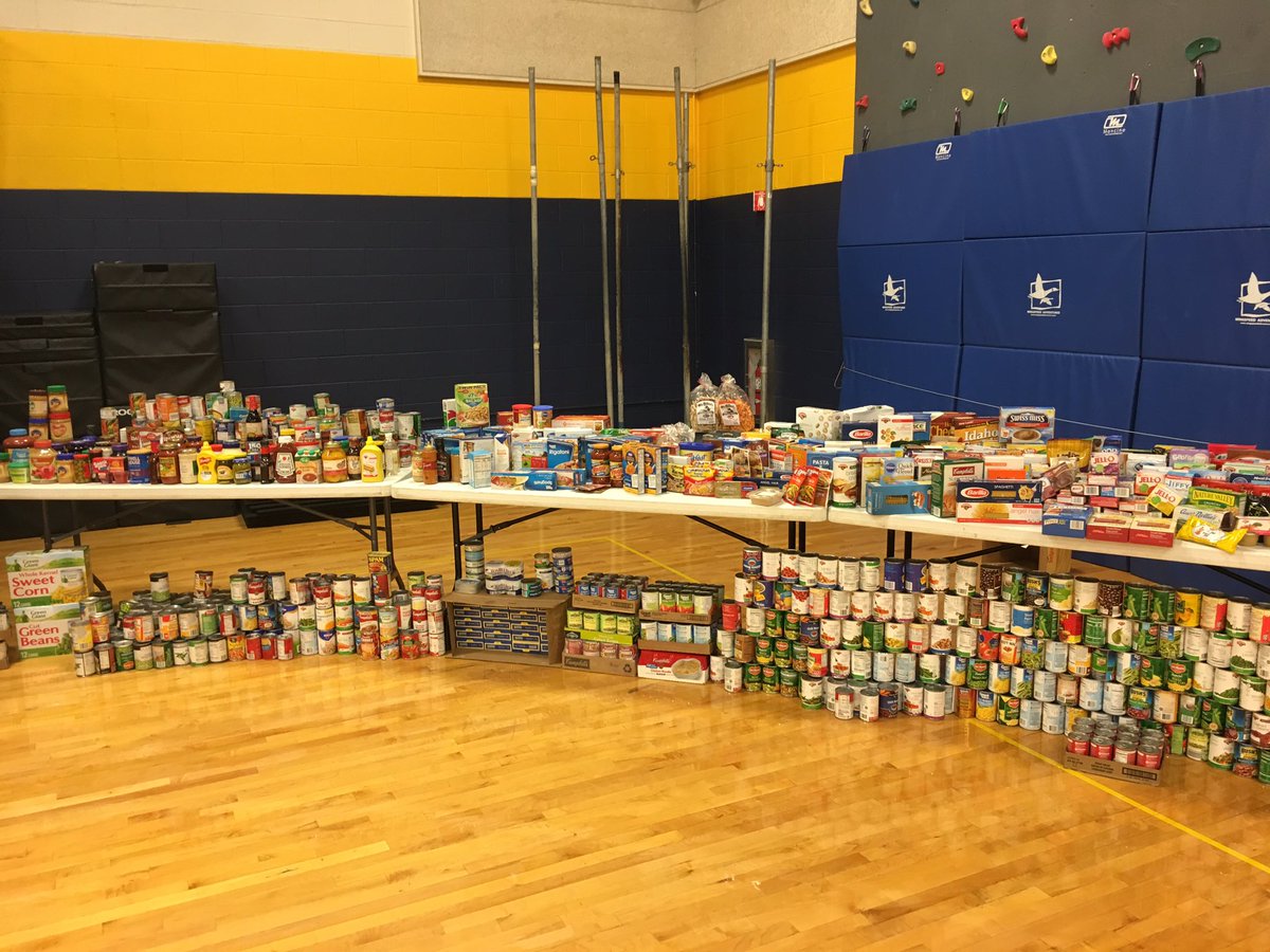 JeffWGME's tweet photo. The food is piling up @MBHSAthletics @MBCampus for #SchoolSpirit13 on #GDM @WGME @FOX23Maine #Cougars #MtBlue https://t.co/6WjImH0WAe