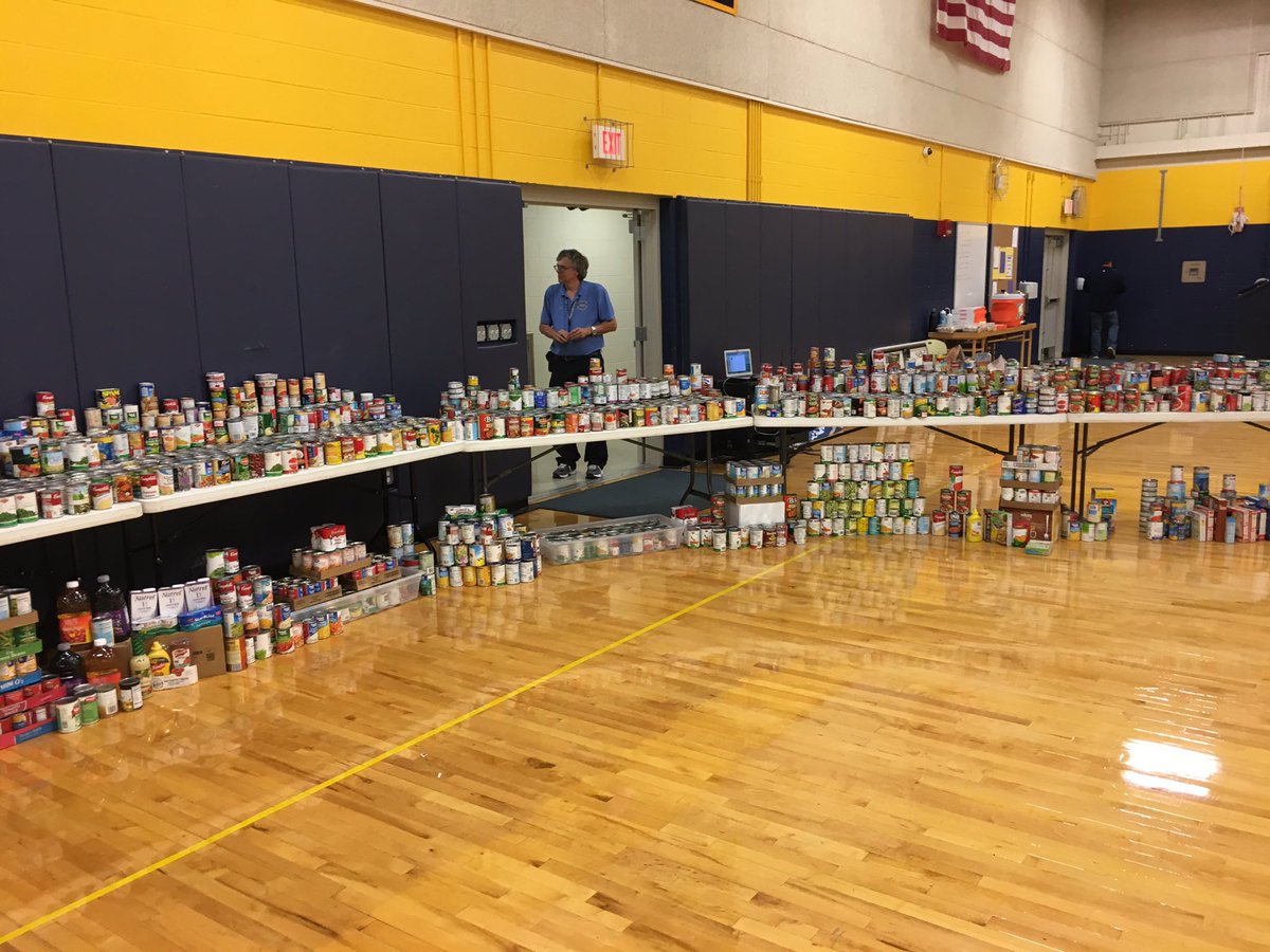 JeffWGME's tweet photo. The food is piling up @MBHSAthletics @MBCampus for #SchoolSpirit13 on #GDM @WGME @FOX23Maine #Cougars #MtBlue https://t.co/6WjImH0WAe
