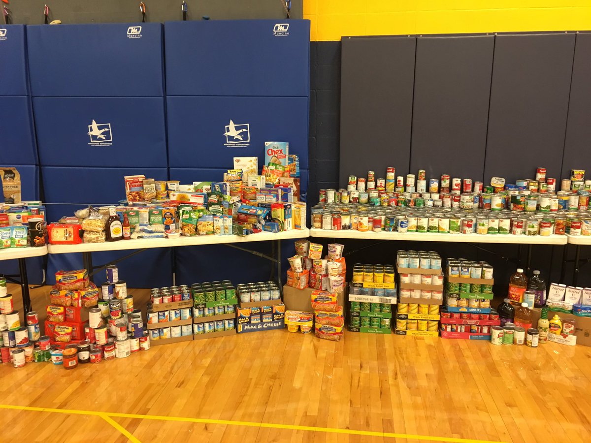 JeffWGME's tweet photo. The food is piling up @MBHSAthletics @MBCampus for #SchoolSpirit13 on #GDM @WGME @FOX23Maine #Cougars #MtBlue https://t.co/6WjImH0WAe
