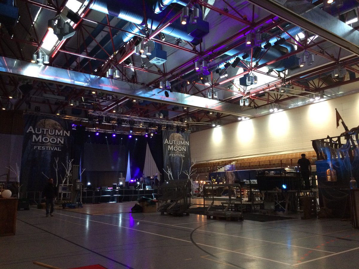 CandiaMcKormack's tweet photo. Goth 'n' roll comes to Pied Piper land... #Hameln #AutumnMoon #RatFreeZone @InkubusSukkubus https://t.co/jxeQ2err2L