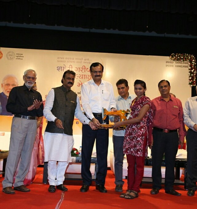 igautamshah's tweet photo. Joined the #GaribKalyanMela a pro people drive and handed over the economic assistance kit to beneficiaries with Shri @Pradipsinh_mla Ji. https://t.co/V4R2ilhBcR