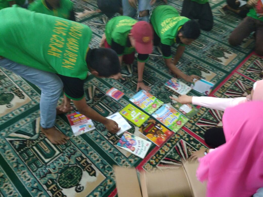 GenerasiLiterat's tweet photo. Memilih buku yg akan dibaca. Buku yg mengandung nilai2 kasih sayang, saling menghargai, damai dan pemaknaan hidup yang dalam. #bacabuku https://t.co/zGbyWxh36l