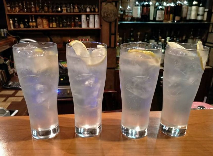 DoceGinClub's tweet photo. ¿Qué pasa si te pides un #GinTonic en #China? https://t.co/QSD1Tafw7m