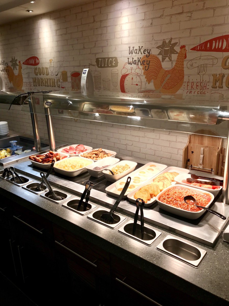 Which Buffet came First? 😝 Keeping the Consistency going for all 120 guests 👌🏽#proudtoservepremierinnbreakfast #BBF @HomeisNHC <a href="/ianoliverPI/">Ian Oliver</a>