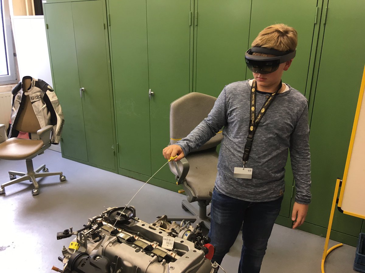 OpelBlitzKidz's tweet photo. Leon probiert die Mixed Reality Brille aus #BlitzKidz https://t.co/53fUPJaCMW