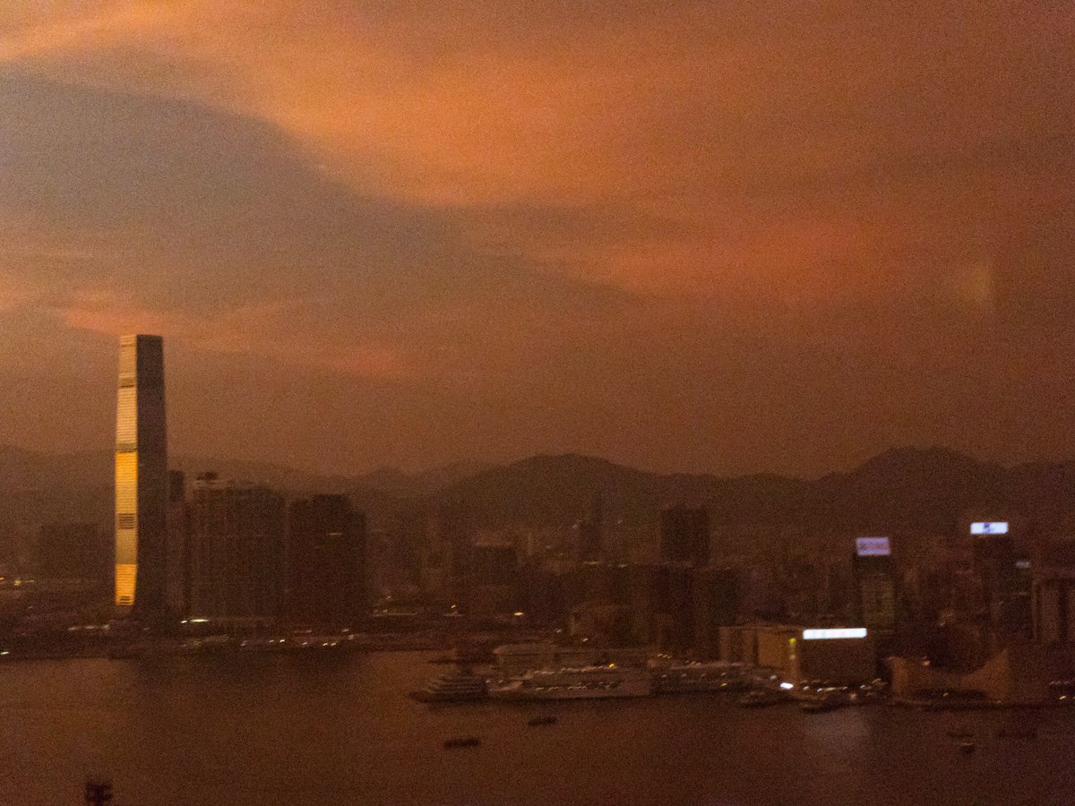 Neildigiscoping's tweet photo. Sunset over #hongkong_harbour https://t.co/EgC5pl9SIa