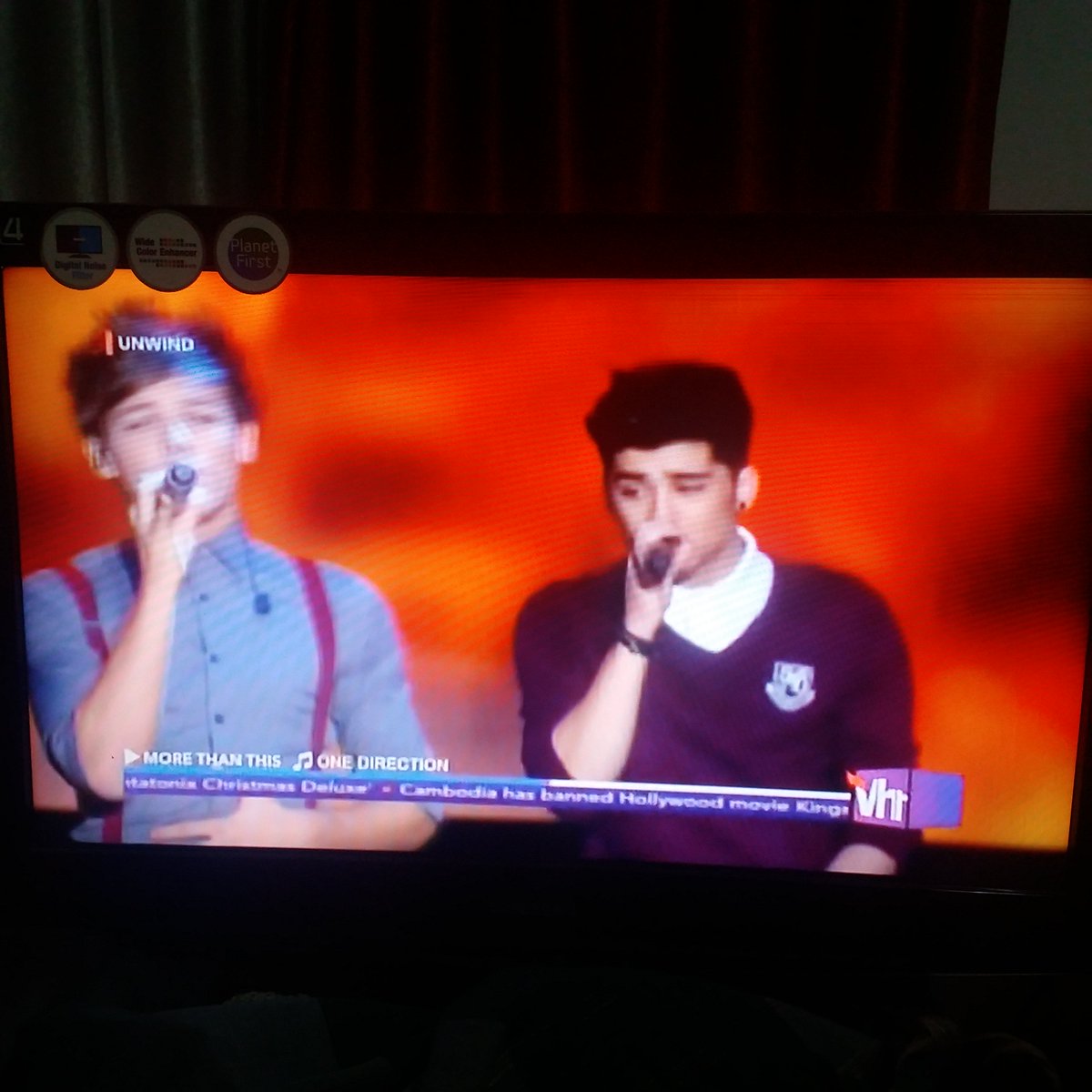 undefinably's tweet photo. Aaaaahhhhh noo one direction more than this is on tv 😢😭😭 feels https://t.co/IEItiPgaO1