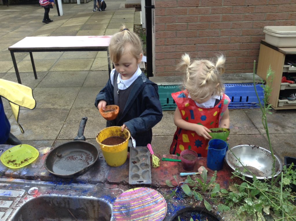 TeamFoundation_'s tweet photo. Mud kitchen fun in foundation this morning, measuring, counting, filling and emptying #RB #makingstew #sensoryplay #MathsIsEverywhere https://t.co/BfyxIlwHBG