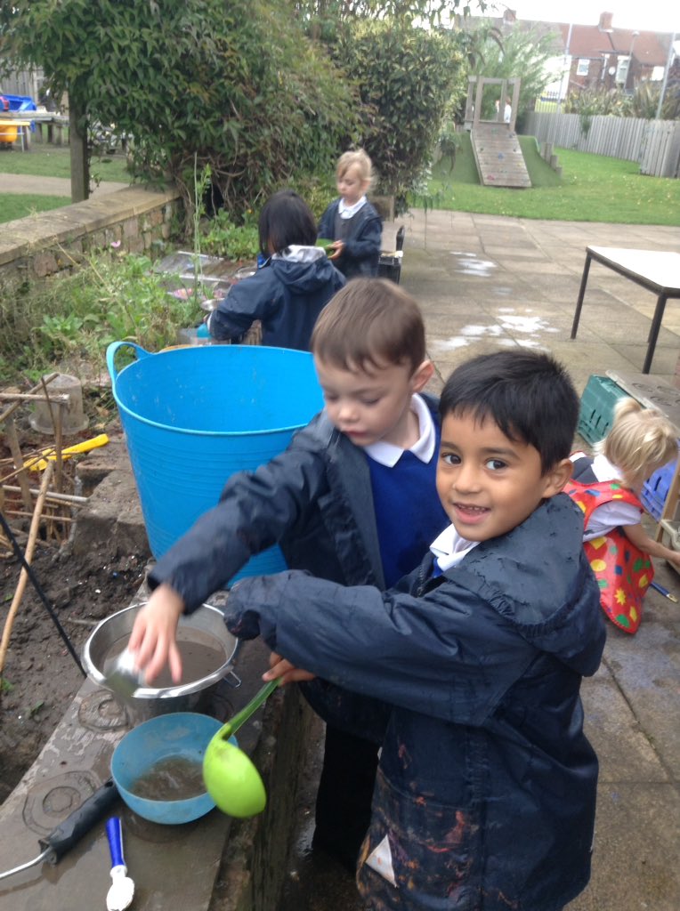 TeamFoundation_'s tweet photo. Mud kitchen fun in foundation this morning, measuring, counting, filling and emptying #RB #makingstew #sensoryplay #MathsIsEverywhere https://t.co/BfyxIlwHBG