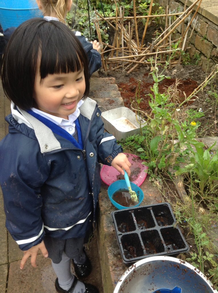 TeamFoundation_'s tweet photo. Mud kitchen fun in foundation this morning, measuring, counting, filling and emptying #RB #makingstew #sensoryplay #MathsIsEverywhere https://t.co/BfyxIlwHBG