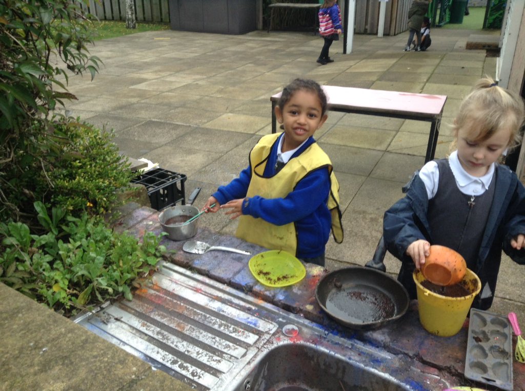 TeamFoundation_'s tweet photo. Mud kitchen fun in foundation this morning, measuring, counting, filling and emptying #RB #makingstew #sensoryplay #MathsIsEverywhere https://t.co/BfyxIlwHBG