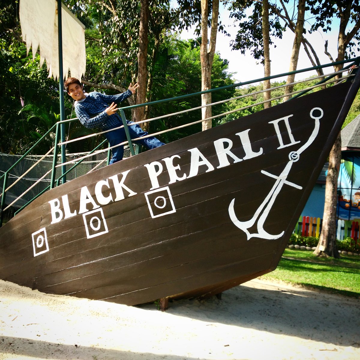 amadeusdonovan's tweet photo. A friend can betray you,
but an enemy will always stay the same!
#Life #Friends #BlackPearl #Traveller #DonovanStyle #Pirates #betrayal https://t.co/t9uUCP2Kha