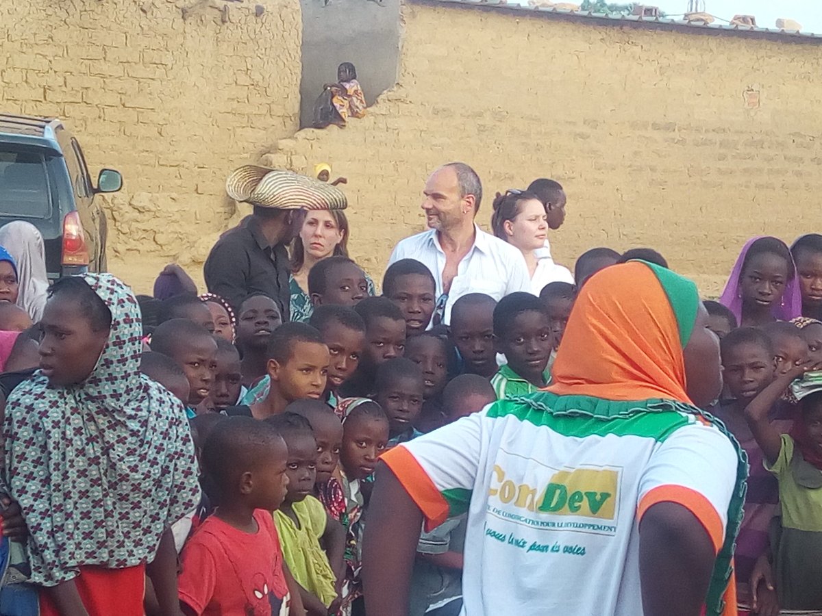 COMDEV2016's tweet photo. Activité de sensibilisation à Niamey #Niger au quartier Nogaré sur la transformation positive des conflits avec #ComDev #SFCG #EU https://t.co/Tj87OB8TpL