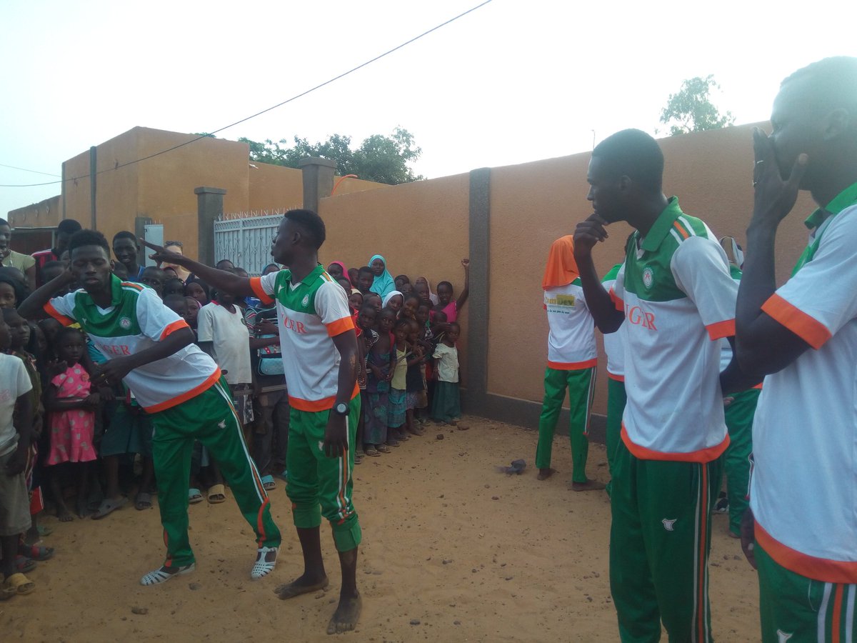 COMDEV2016's tweet photo. Activité de sensibilisation à Niamey #Niger au quartier Nogaré sur la transformation positive des conflits avec #ComDev #SFCG #EU https://t.co/Tj87OB8TpL