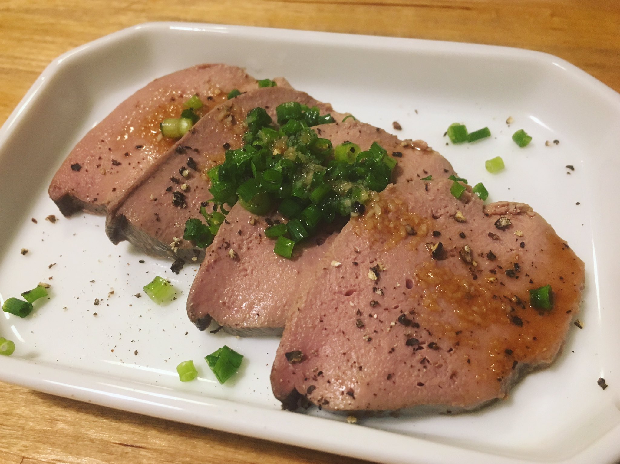 飲み屋 えるえふる 本日10 13 金 のメニューはこんな感じ 一押しは自家製の豚レバー のロースト 先日やった低温調理の応用でやってみちゃいました 豚レバー特有のねっとり感と濃厚な味がそのまま活きてます ほんのりニンニク香る醤油でどうぞ 350円