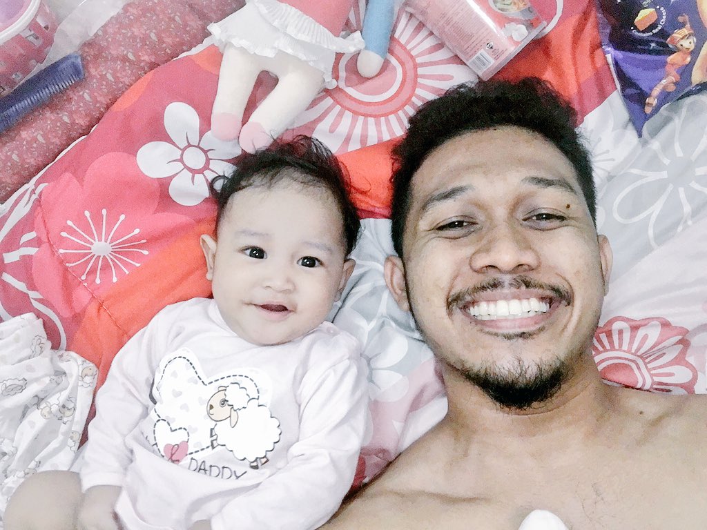 faidfida's tweet photo. Mummy tengah busy buat puree kat dapur, kita selpie dulu! #panicdaddy #love https://t.co/HCpqOJXmeu