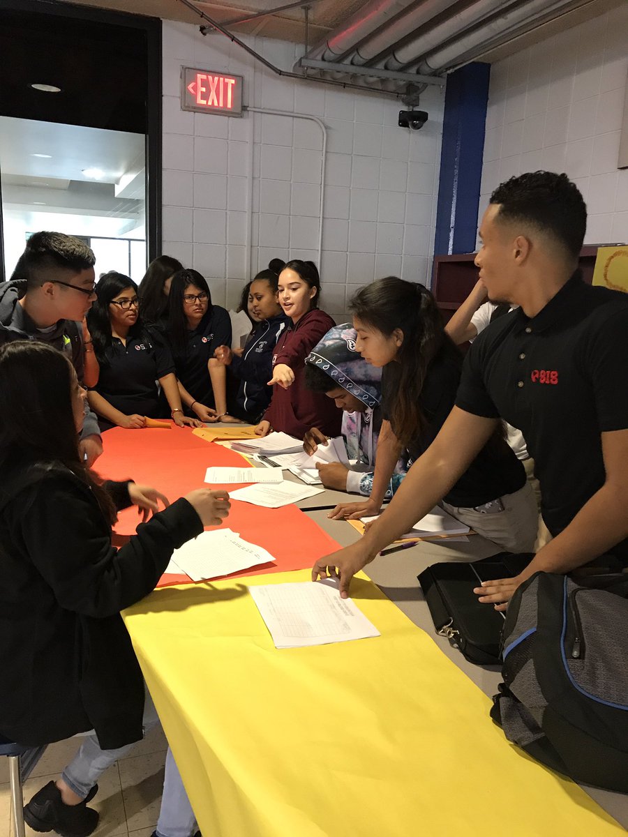 levinson333's tweet photo. Seniors recruit donates and volunteers for the SIS Blood Drive!
#Seniorcapstone2018 @SISMagnet @levinson333 https://t.co/I1ty57QCF2