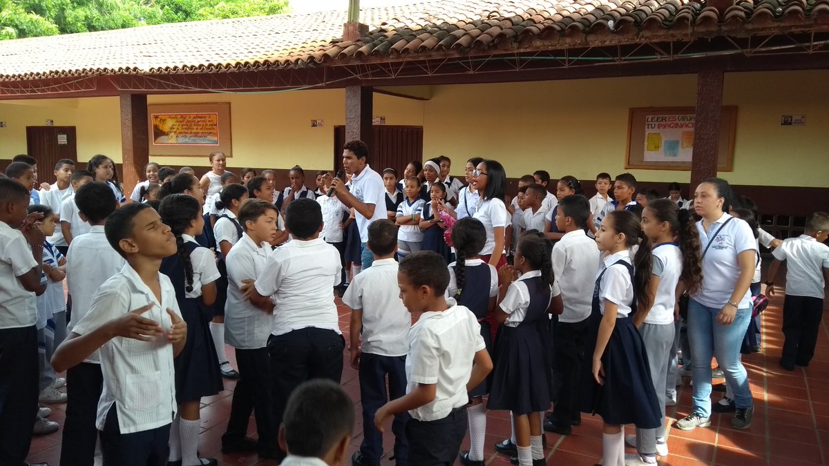 QUIRURGICAUPC's tweet photo. Con éxito Facultad Ciencias de la Salud y nuestro programa @QUIRURGICAUPC se dió inicio a   la acción Manos Limpias Salvan Vidas 2017. https://t.co/smGC4sWFW2