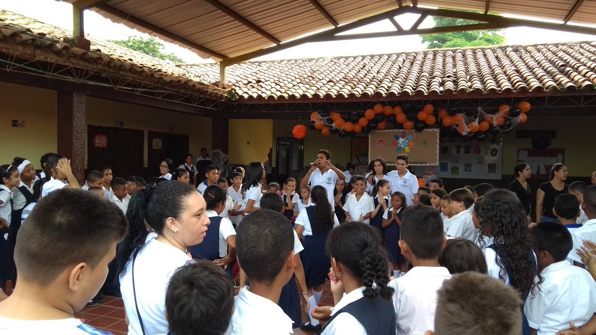 QUIRURGICAUPC's tweet photo. Con éxito Facultad Ciencias de la Salud y nuestro programa @QUIRURGICAUPC se dió inicio a   la acción Manos Limpias Salvan Vidas 2017. https://t.co/smGC4sWFW2