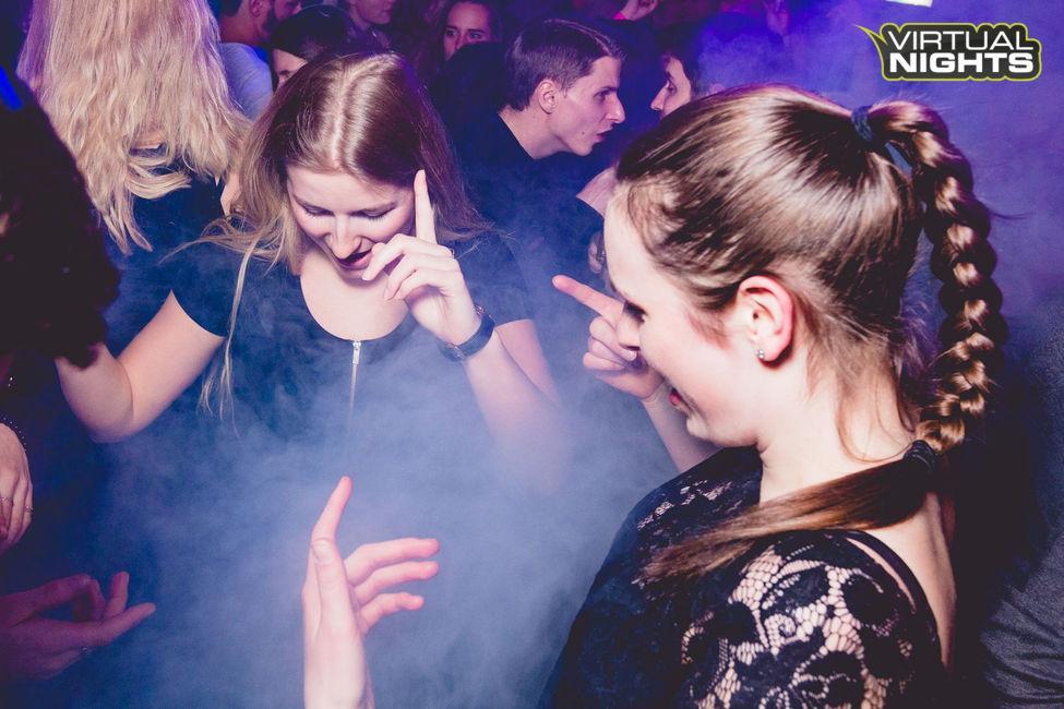 koeln_de's tweet photo. Hallo #Wochenende. Da bist Du ja endlich! 😃🎉 Das sind unsere #Partytipps: https://t.co/HQSdmsZaSm https://t.co/sUcHlgz4P7