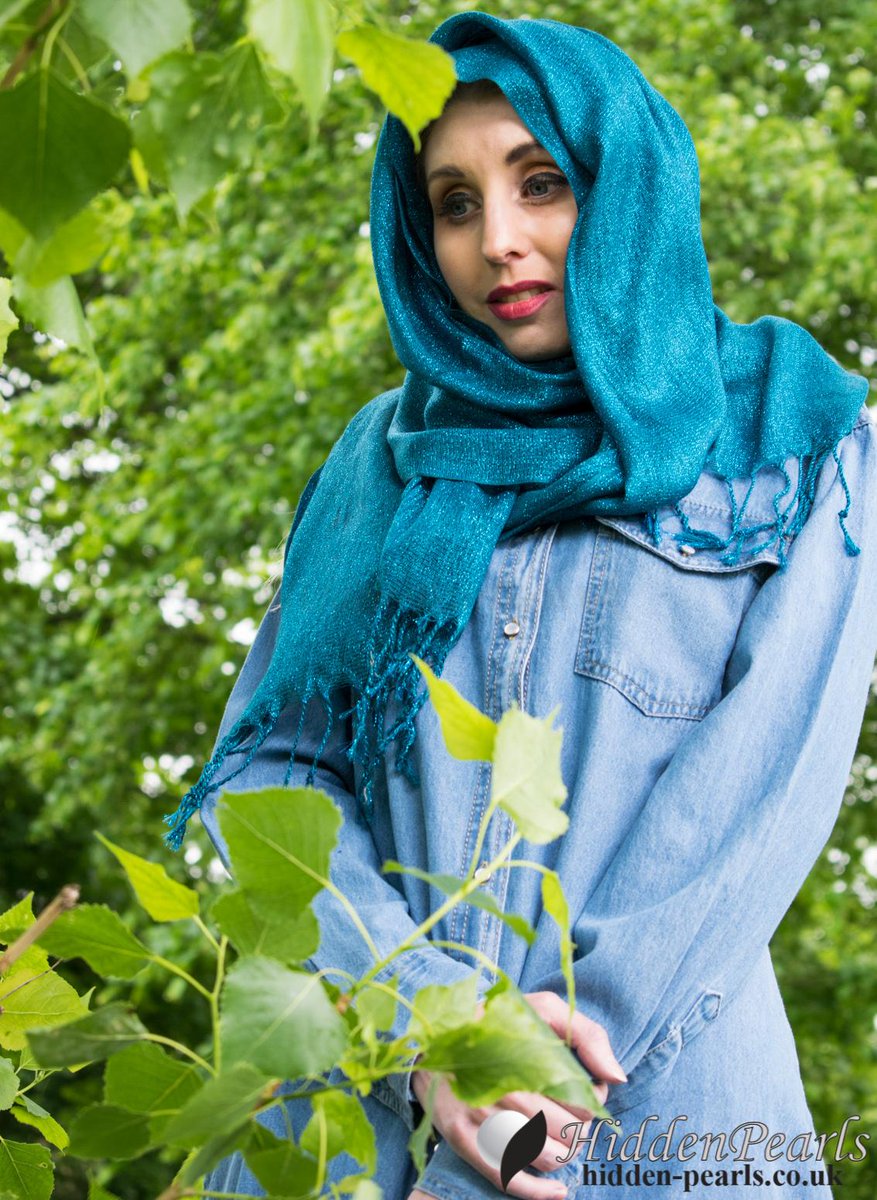 HiddenPearlsUK's tweet photo. Shimmering away in her teal blue hijab and wondering exactly why the leaves are still green!
#hijabi #hijabfashion #Hijabdaily #HiddenPearls https://t.co/BLEVUNLZJj