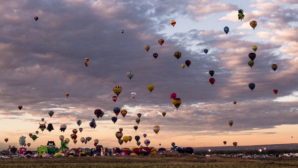 sbuckley_wyo's tweet photo. Early to rise. #BalloonFiesta https://t.co/SrAufgI3hO
