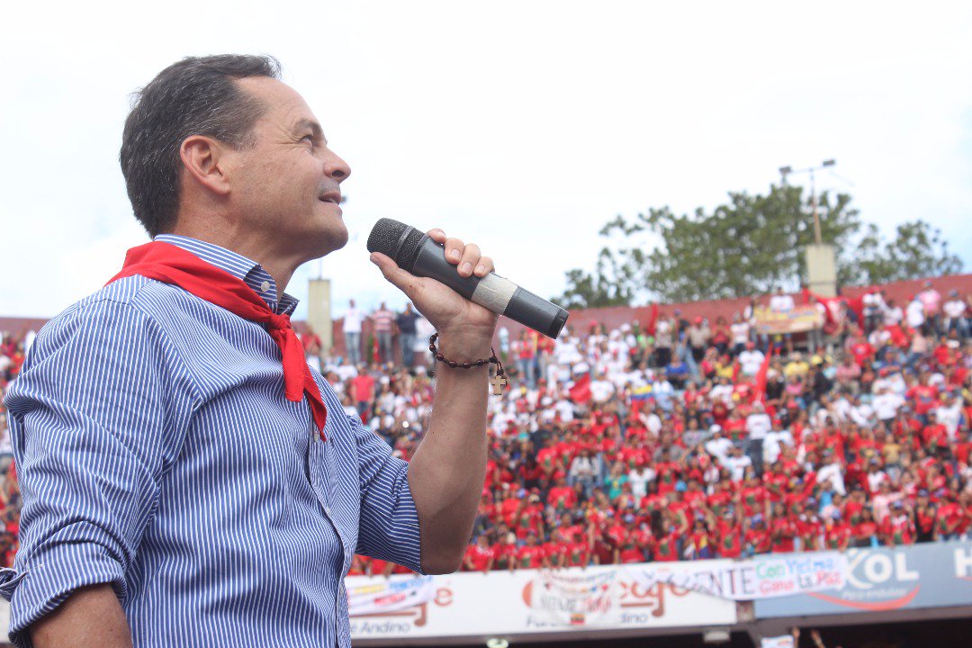 DCETachira's tweet photo. #EnVivo Sintoniza ya @RadioCulturalTa o @TVCT21 para que escuches al Gobernador de la paz con información de interés #VielmaGarantizaPaz https://t.co/93vp1RtWAA