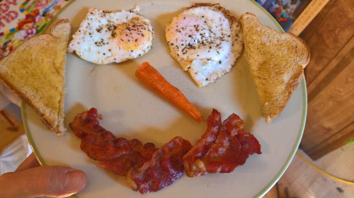 petrorabbit1215's tweet photo. When your kid wants a happy breakfast.
#MakeItSmile https://t.co/pKYRIurnuc