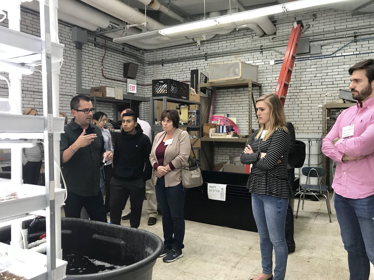 FoodMinds's tweet photo. Hydroponics 101 at @schurzfoodlab #farmatschool #foodscience @IFTMedia @ChicagoIFT https://t.co/ybvluRBZMX