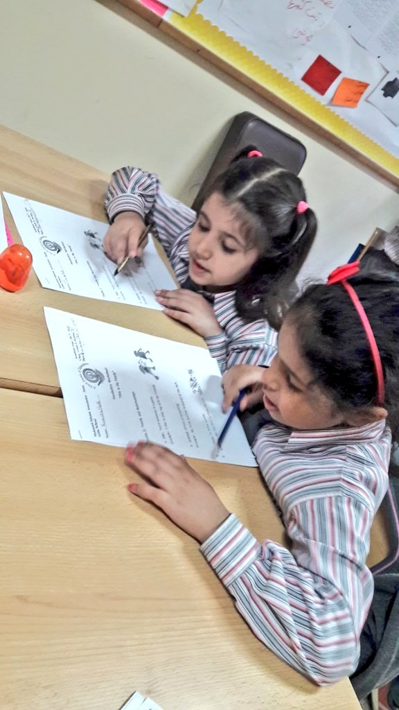 samah_hosna's tweet photo. Grade 2BL discussing #vocabulary words in pairs .
#pair_work
#pen_to_paper
@MakAishaSchool https://t.co/h3mFNgBXNM
