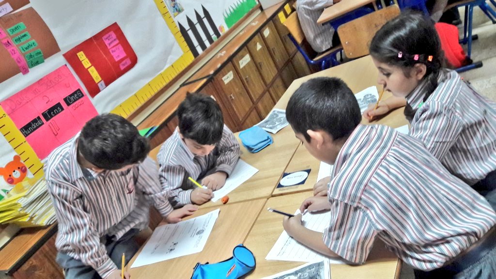samah_hosna's tweet photo. Grade 2BL discussing #vocabulary words in pairs .
#pair_work
#pen_to_paper
@MakAishaSchool https://t.co/h3mFNgBXNM