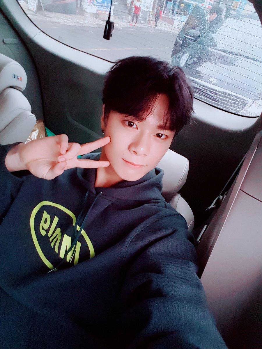 offclASTRO's tweet photo. 😭600일이라니...정말정말 고마워요!!
우리 로하분들 없었다면 오지않을 날이에요!! 곁에있어줘서 고맙고 우리
평생함께해요😁😁
#아스트로 #600일 #ASTRO600days
#아로하 #사랑해 #문밥이 #돌아옵니다 https://t.co/r8SI9tt7mM