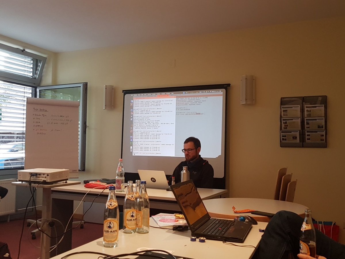 Alex_Witkowski's tweet image. Es ist nach 17:30 und @agross packt seine zweite Persönlichkeit aus. Ich atme weiter tief durch und folge gespannt. #gitWorkshop #devspace