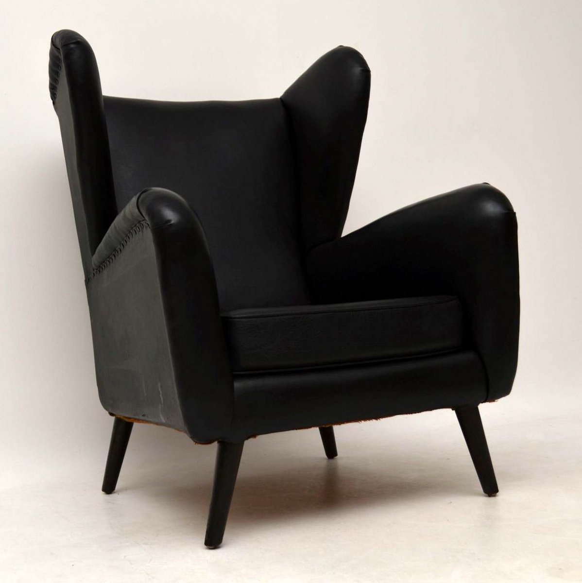 InterBoutiques's tweet photo. A fantastic original #vintage #MidCentury wing back armchair made by Howard Keith 1950’s #HowardKeith #Design #FridayFeeling #RELAX https://t.co/jnYfh52nRO