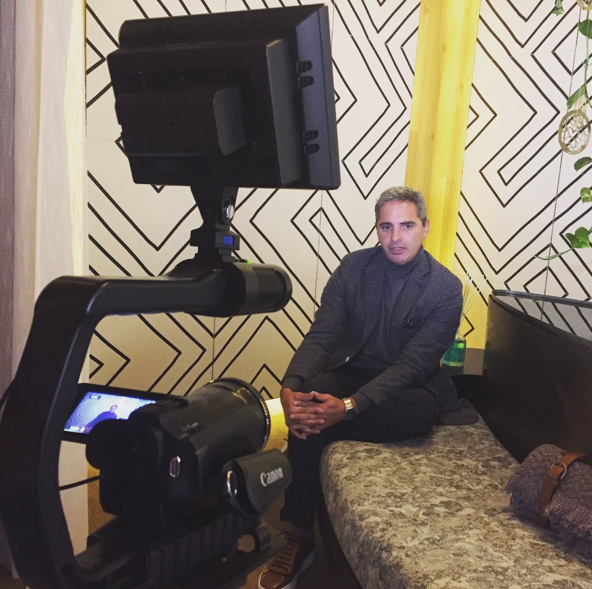 HelvexDesigners's tweet photo. Ya estamos en #DesignHouse2017 y tenemos una interesante entrevista con Luciano Gerbilsky. Pronto la verán en nuestras redes ;) https://t.co/PquigdgtvD