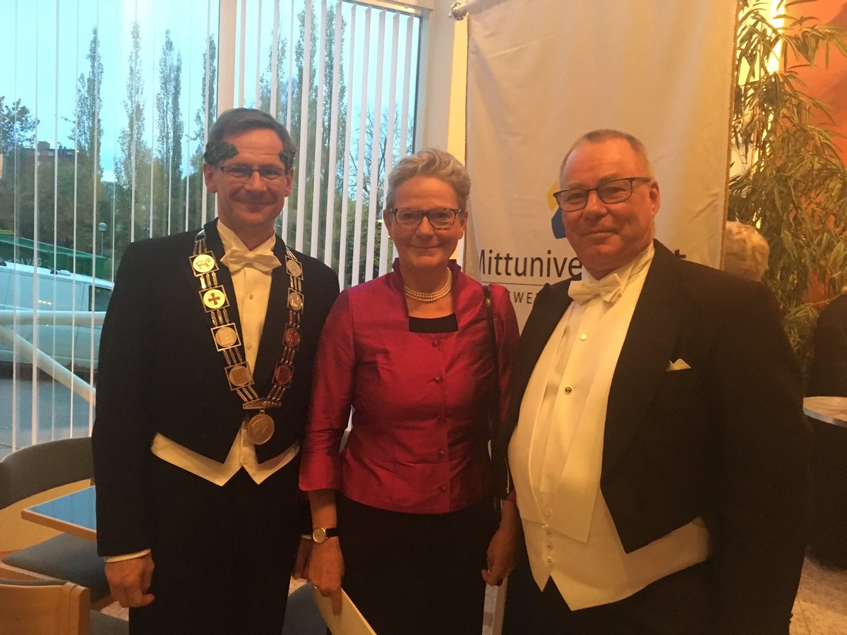 KarinRoding's tweet image. Omgiven av två Anders @hyperconvex och @andersatlife tv ny rektor @Mittuni th GD @UKambetet - båda i sr @heleneHK grupp av chefer
