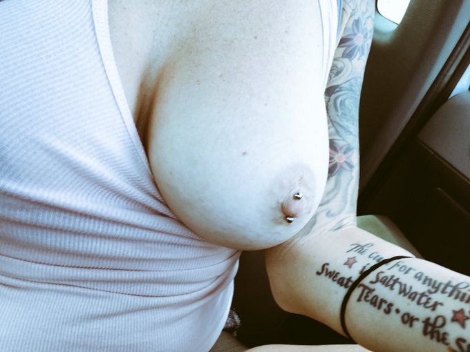 I can't be the only one who masturbates in traffic? https://t.co/f4U8JQKoC5<a href="/tag/bottomsup"class="tags"><span>#bottomsup</span></a><a href="/tag/lushlife"class="tags"><span>#lushlife</span></a><a href="/tag/wwdd"class="tags"><span>#wwdd</span></a>