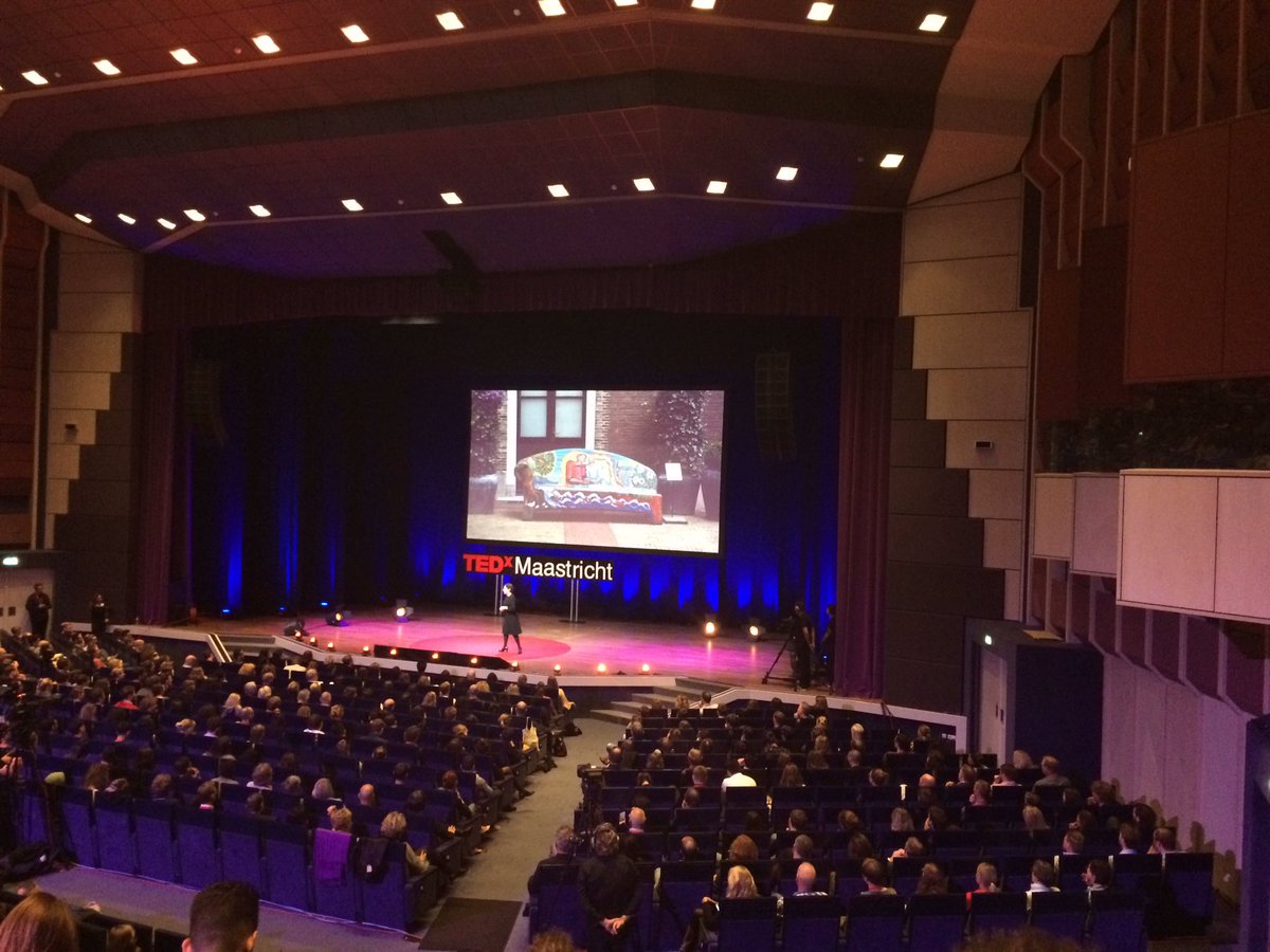 RoxNoordhoorn's tweet photo. I am convinced...We all need a sofa in our front yard!!! #sisterhood #feminism #communities #karinbruers #rolemodel #tedxmaastricht https://t.co/oLcf7GSyY2