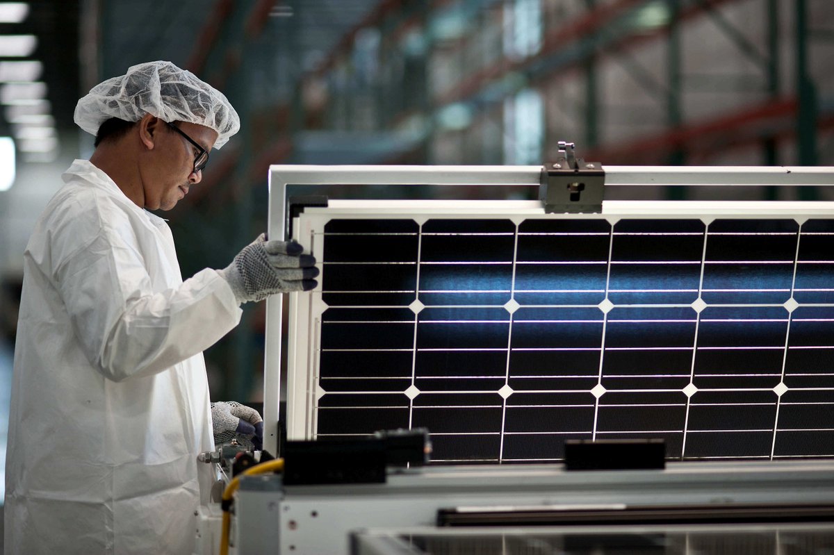 SuperiorSolar's tweet photo. Stop a #SolarTradeCase that's threatening 88,000 #SolarJobs! Send letters to state senators urging @POTUS to reject the ITC solar tariff. https://t.co/3PamqNcSe1