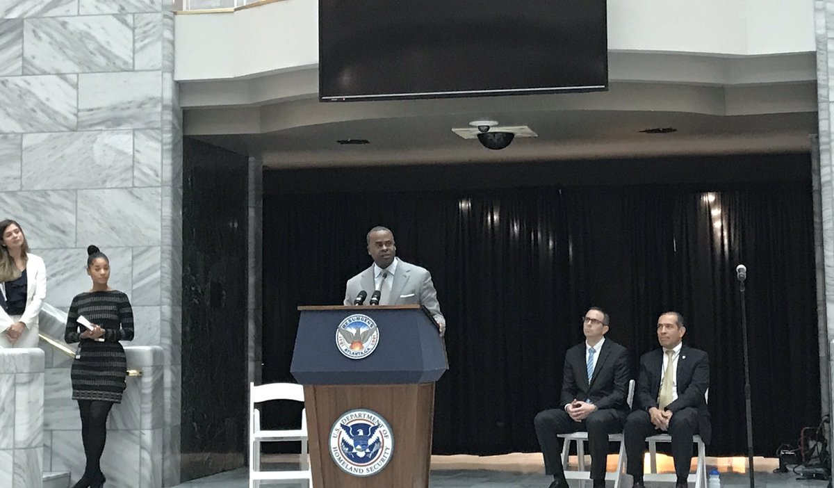 CityofAtlanta's tweet photo. Mayor @KasimReed, @WelcomingATL &amp; @USCIS host a naturalization ceremony for 55 new Americans as they take the oath to become U.S. citizens. https://t.co/wOUDHK4tl6