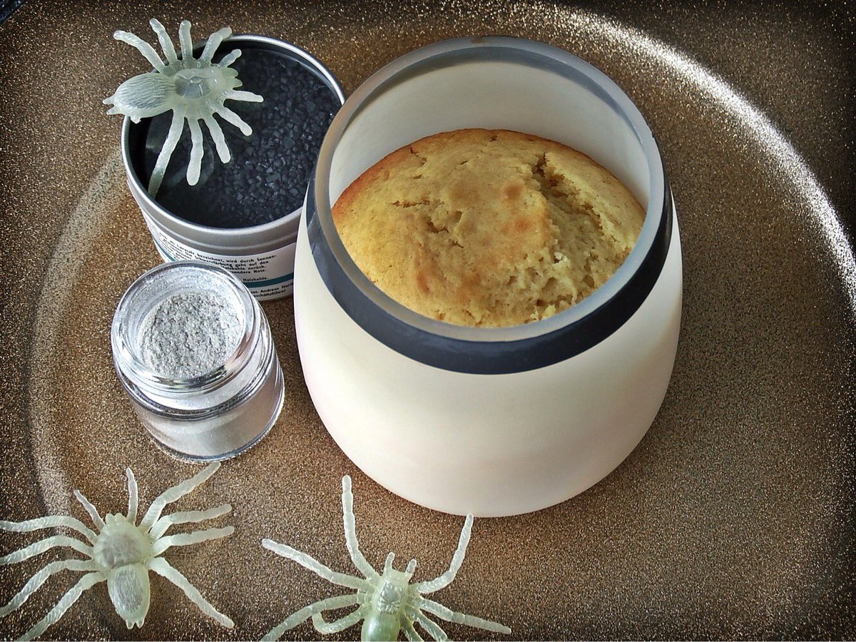 SiliconeCountry's tweet photo. #Friday13th #spook things up with a #cake #baked in our #SiliconeCup and #decorated with #BlackSugar #RedIcing and #spiders #CakeInACup https://t.co/QGN1pGOK8y