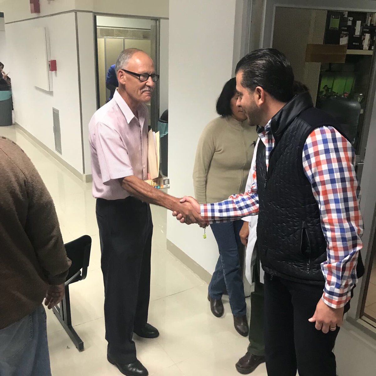 yamilmelgar's tweet photo. Supervisando los trabajos de remodelación de UMF-8 @tlaxcalaIMSS y verificando la atención de la derechohabientes. https://t.co/aYWdR122B7