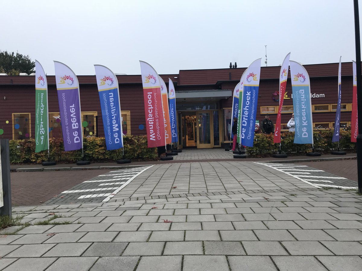 MeyerJeroen's tweet photo. 1 en al verbinding tussen de 13 @OPOD_Dordrecht scholen waar leerlingen van en met elkaar leren tijdens #expeditiemicrobit @FutureNLorg https://t.co/ozFEAs95AZ