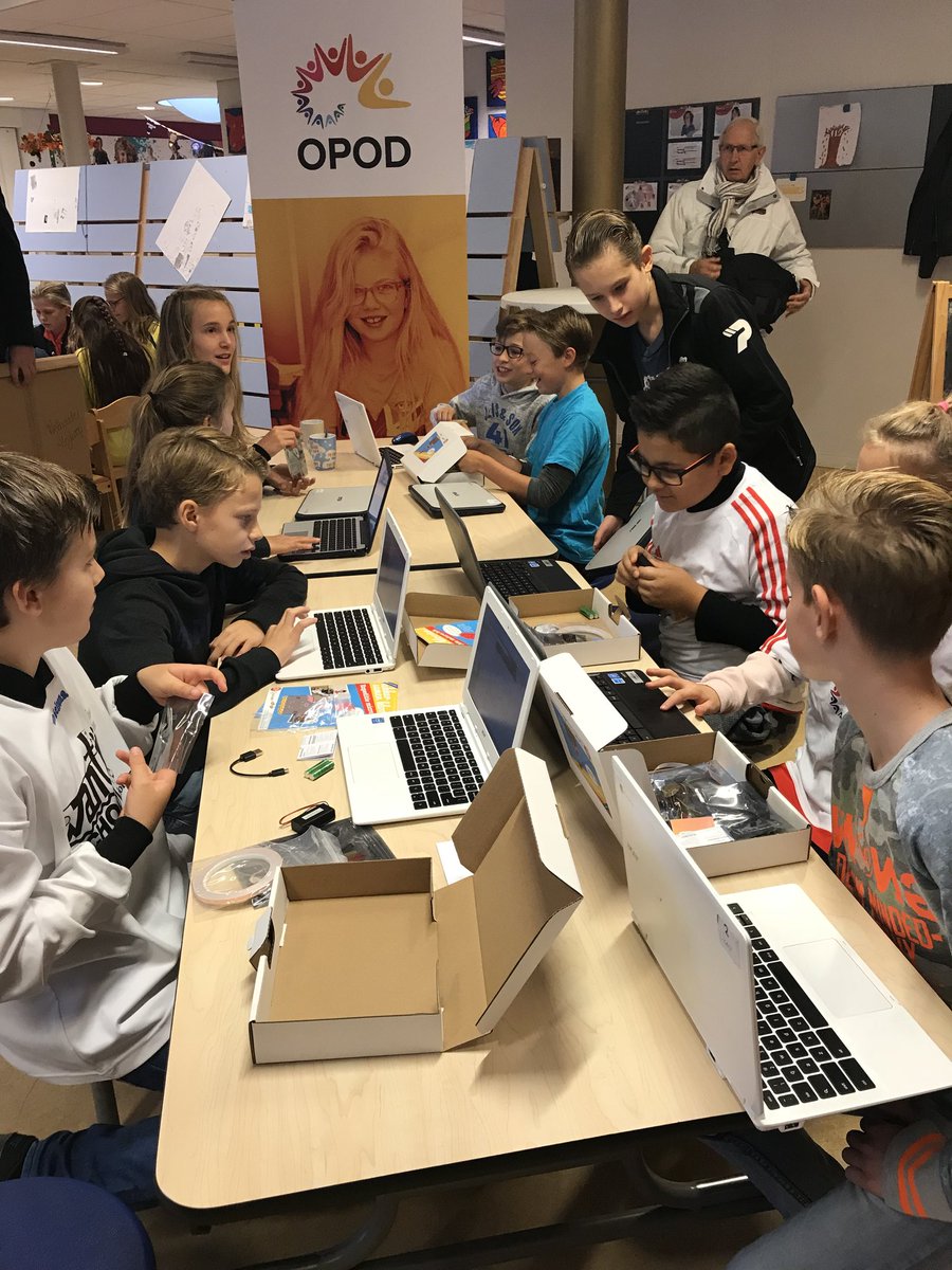 MeyerJeroen's tweet photo. 1 en al verbinding tussen de 13 @OPOD_Dordrecht scholen waar leerlingen van en met elkaar leren tijdens #expeditiemicrobit @FutureNLorg https://t.co/ozFEAs95AZ