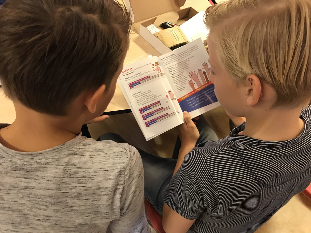 MeyerJeroen's tweet photo. 1 en al verbinding tussen de 13 @OPOD_Dordrecht scholen waar leerlingen van en met elkaar leren tijdens #expeditiemicrobit @FutureNLorg https://t.co/ozFEAs95AZ