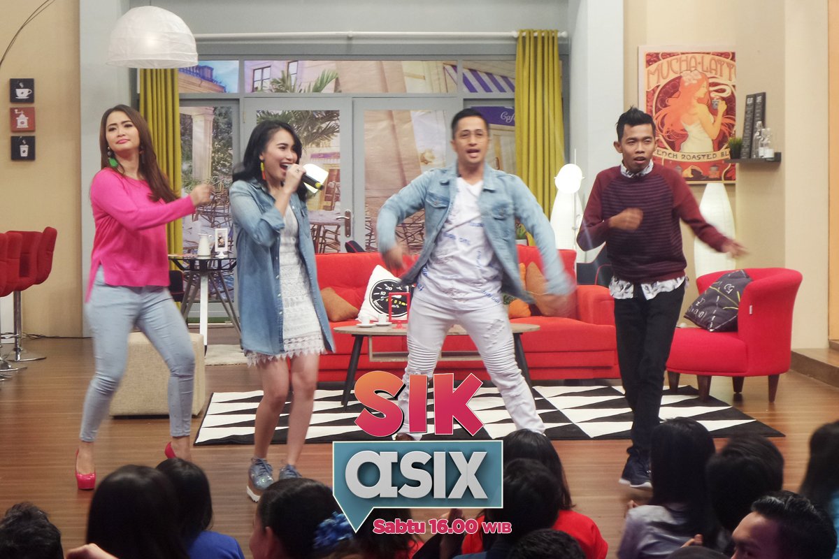 Official_MNCTV's tweet photo. Sore seru makin asyik di #SikAsix! Siapakah bintang tamu yang datang kali ini? Pssst! Ayu akan dikasih kejutan! Saksikan Sabtu pkl 16.00 WIB https://t.co/xKW0CQh3Xd