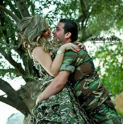 البندقية شرف الجندي💪
جندي العراقي  يسجد لبندقيته🔫
فهو يسجد لرجولته و كرامته و شرفه👀
الجيش العراقي  جيش الشرف✌
و من عاداهم فلا شرف اخلاقي له👎